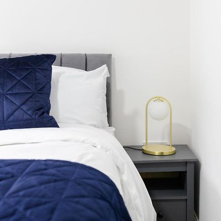 Chic Urban 2 Bedroom Apartments カーディフ エクステリア 写真