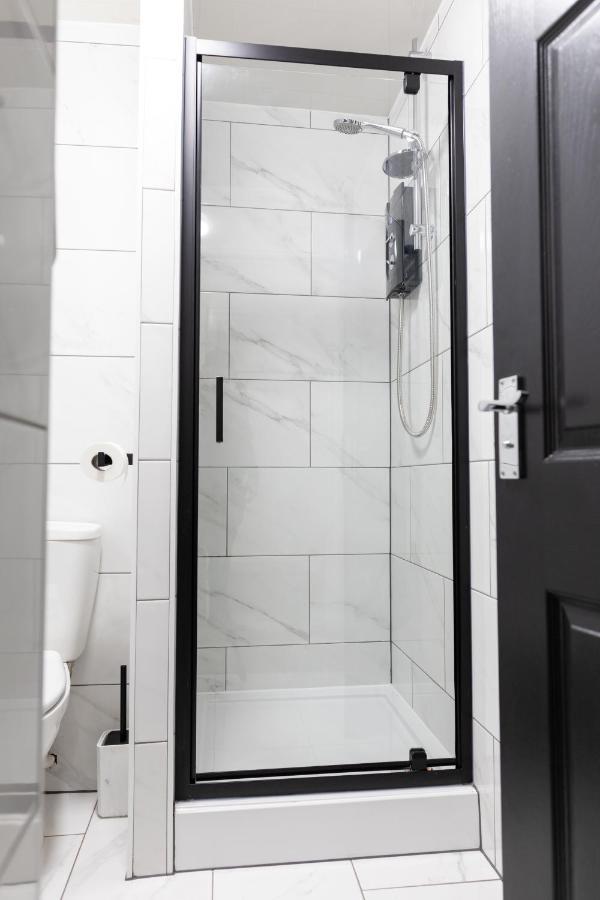 Chic Urban 2 Bedroom Apartments カーディフ エクステリア 写真