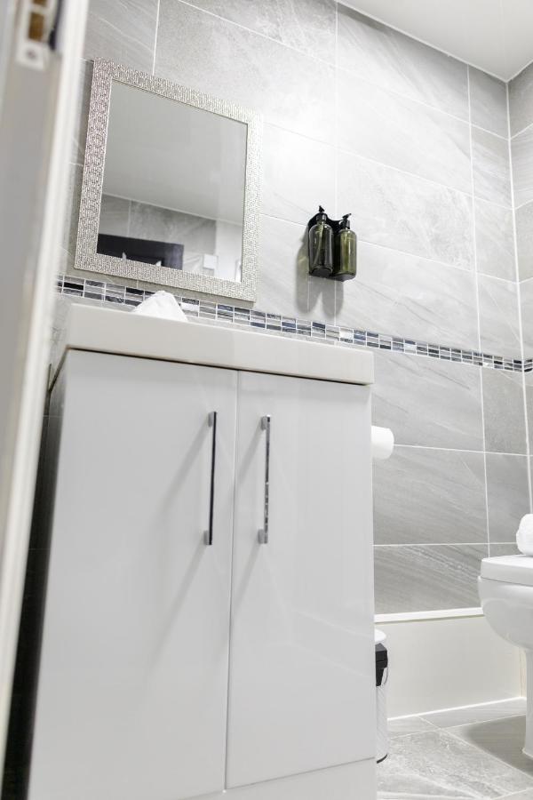 Chic Urban 2 Bedroom Apartments カーディフ エクステリア 写真